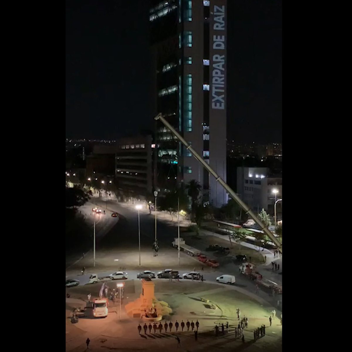 cmilogonzalezcl's tweet photo. “Extirpar de raíz” proyectada mientras se traslada la estatua Baquedano @prensachilenatv https://t.co/MEaj67eZ3w