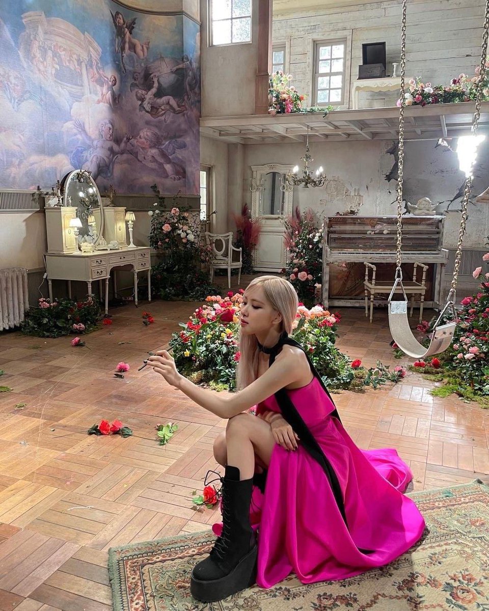 FANBLACKPINKa's tweet photo. Our Jisoo Unnie is so supportive 🥺😭 

#rosié #OnTheGroundTODAY #jisoosupportive #JISOO #rosé #BLACKPINK @BLACKPINK https://t.co/T4fSsjnNC0