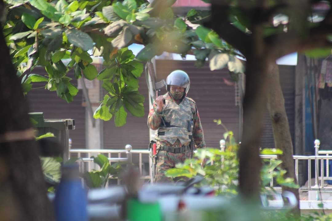Troops arrived in Kyaukdaing and began firing 

#WhatsHappeninglnMyanmar
#Mar11Coup
JUNTA BESIEGING