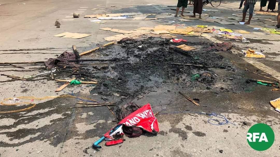 At South Okkalapa, Myanmar Military Terrorists cracked down the protest against Military Junta with sound grenade and tear gas!Burned CRPH posters, sunshade and blankets!Some street hawders got detained!
#WhatsHappeningInMyanmar
#Mar12Coup
#OpCCP