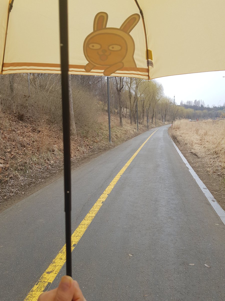 병원 진료받고 봎비가 내리는 길을 걷는다. 집 밖으로 나오는게  왜 힘든지.... 귀차니즘에 빠져있는 동안 봄이 왔다.  조금씩 다시 변화를 만들어 보기로 하자.