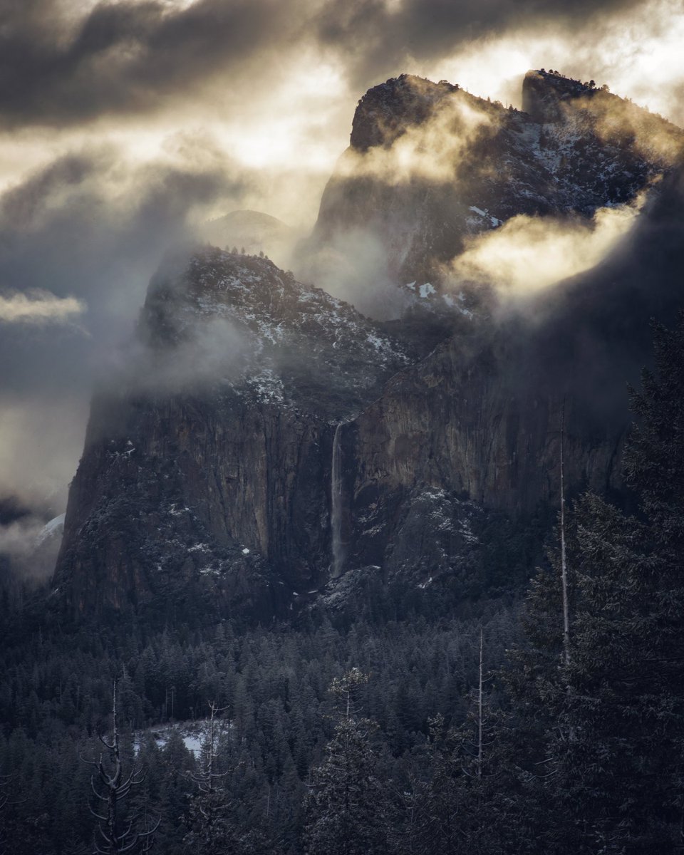 SuddenlySee_com's tweet photo. A fresh blanket of snow is covering #yosemite tonight...tomorrow morning will be magical. https://t.co/cs1xNfyB1J