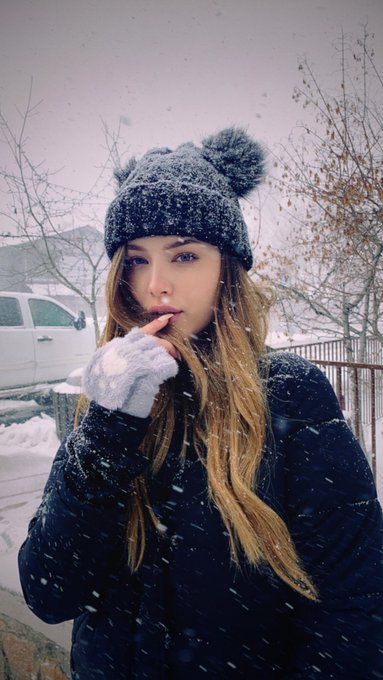 Would you build a snowman with me? ⛄️ https://t.co/SML2ZBzs4l