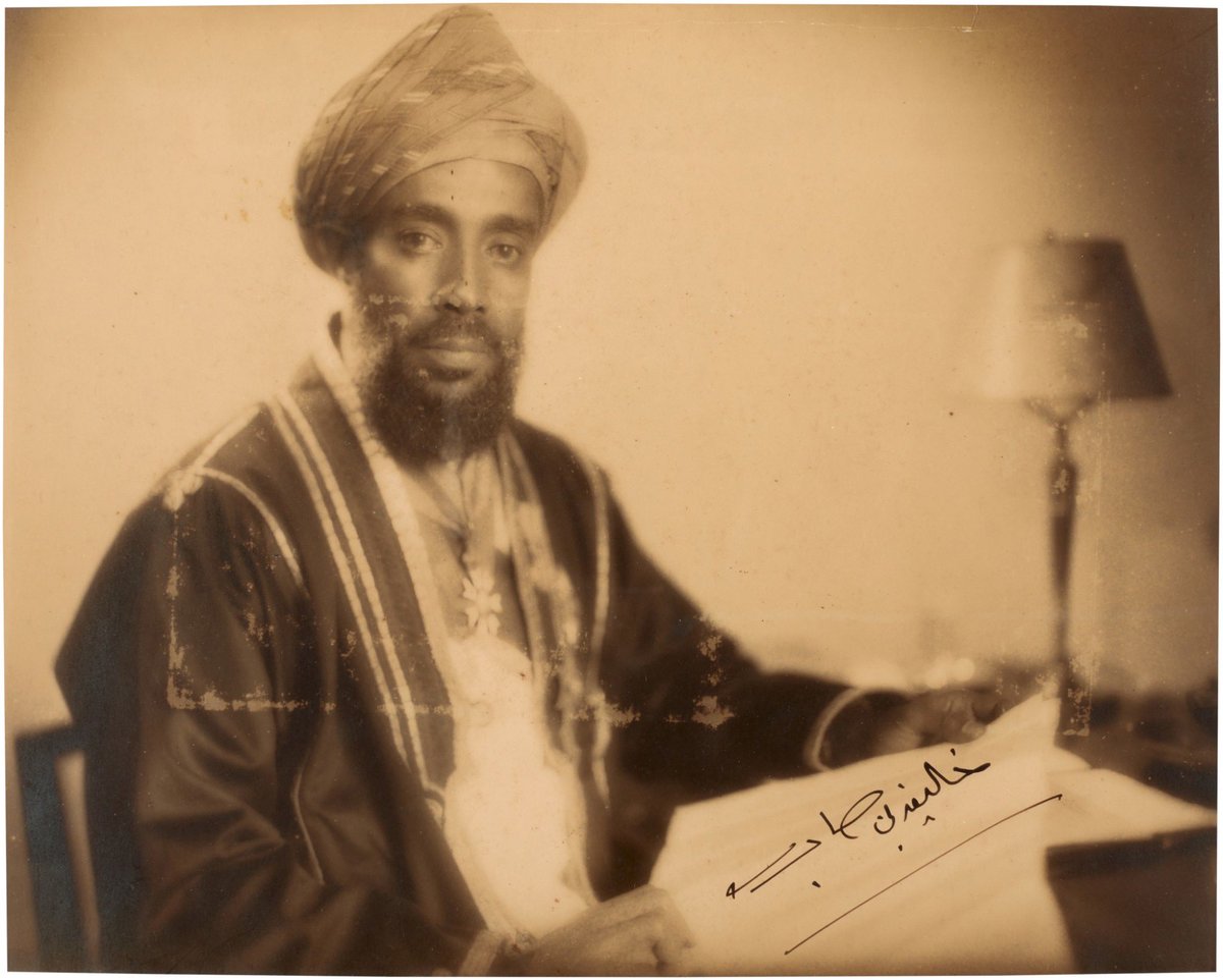 nasserriyamy's tweet photo. "وإن الخلافة لم تزل حثيثة مستعجلة، تجد السير، تؤم كعبة أنظارها ومستقر آمالها إلى ذوي الأخلاق السنية والسجايا المرضية، العزيز المتواضع السخيّ السيد خليفة بن حارب" 

الشيخ المغيري في جهينته يصف السيد خليفة بن حارب (سلطان زنجبار ١٩١١ - ١٩٦٠) https://t.co/Kut5lpWECZ