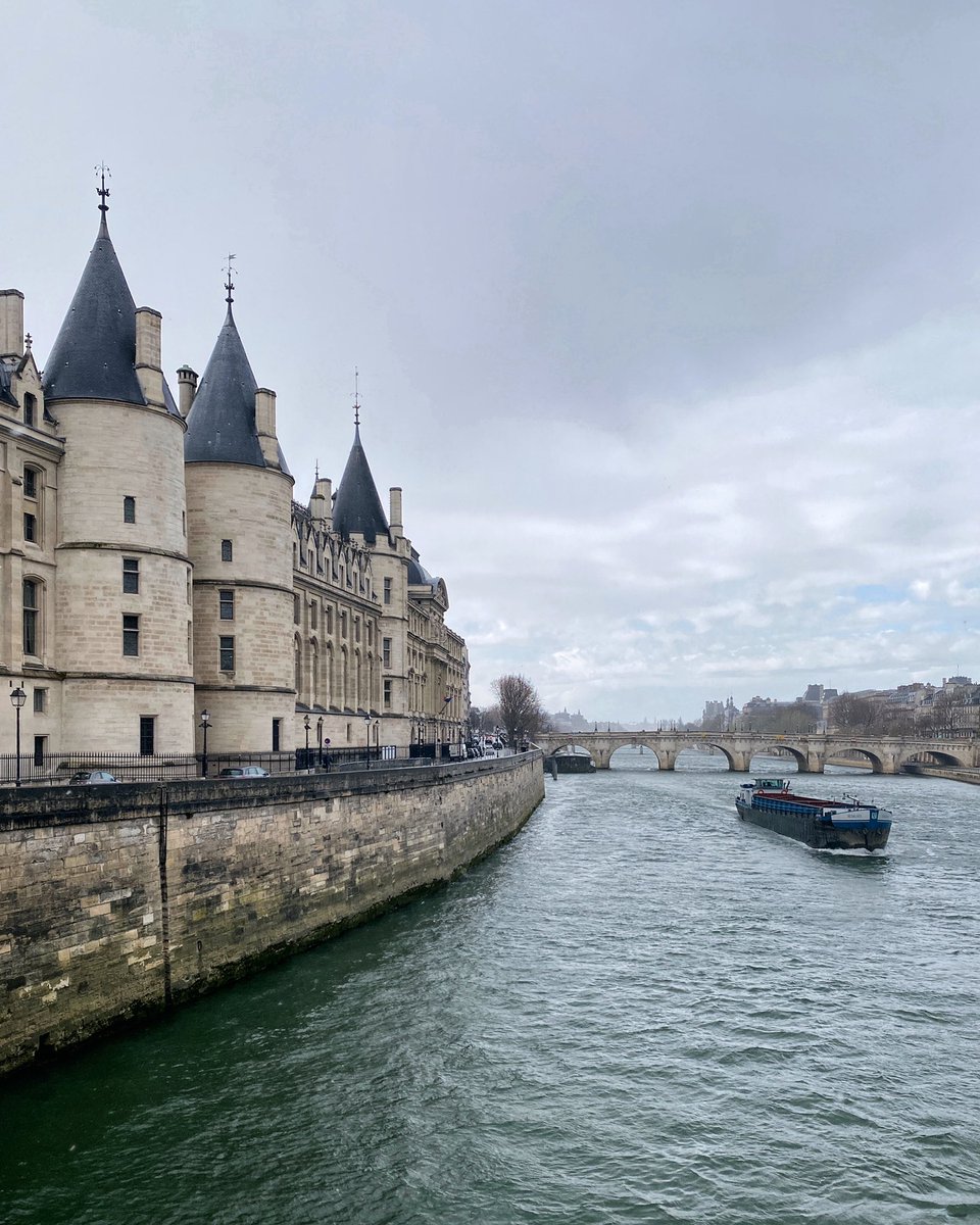 patrickcolpron's tweet photo. Conciergerie on a rainy and windy day #thisisparis always something new to discover, taste and experience #paris #topparisphoto #topfrancephoto #topeuropephoto #hello_france #super_france #igersfrance #visitfrance #merveillesdefrance #parisjetaime #parismonamour #parigi https://t.co/3AyZiqctHG