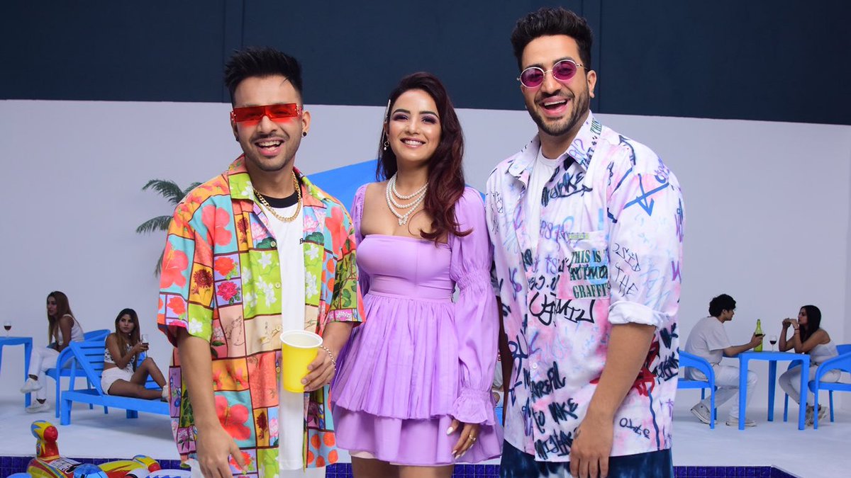 #FridayFeeling 

Grooving our way to the weekend with <a href="/TonyKakkar/">Tony Kakkar</a> Latest song #TeraSuit featuring the adorable duo 
<a href="/jasminbhasin/">Jasmine bhasin</a> &amp; <a href="/AlyGoni/">Aly Goni</a> and why not?
Looking all glam in #Bellofox Accessories.

#Tonykakkar #MusicVideo #SONG #Bollywood #celebrity #fashion #style