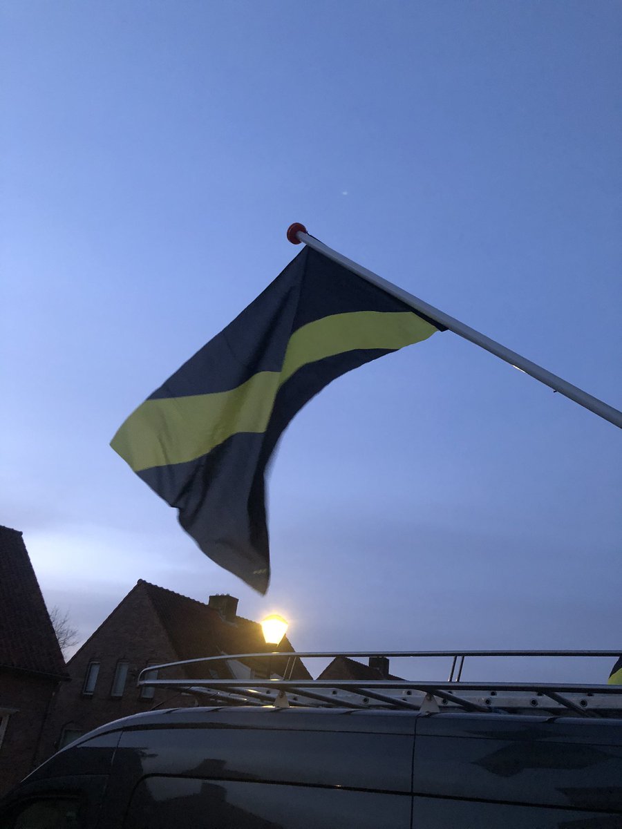 Jesper076's tweet photo. Zo de vrouw weet ook weer wat er vanavond staat te gebeuren! @NACnl #raiseyourflag #NACpraat https://t.co/z18BOMTK4t