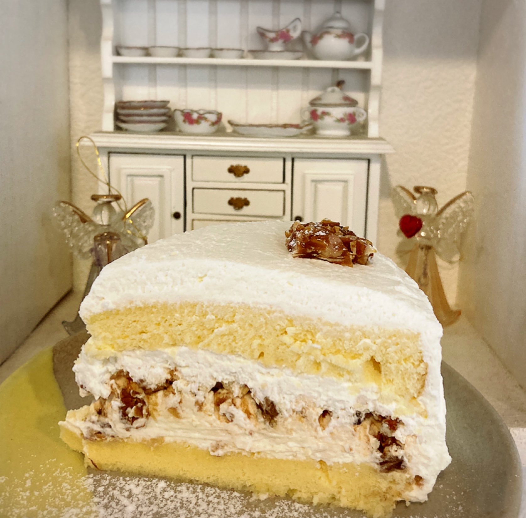 Mogu Cafe 新中野 本日のニューフェイスはキャラメルナッツショートケーキ キャラメリゼしたナッツをショートケーキにたっぷりサンドしました ﾟ ﾟ 生クリームの甘さに焦がしキャラメルの香ばしさが際立ちます T Co Wzlja1jzve