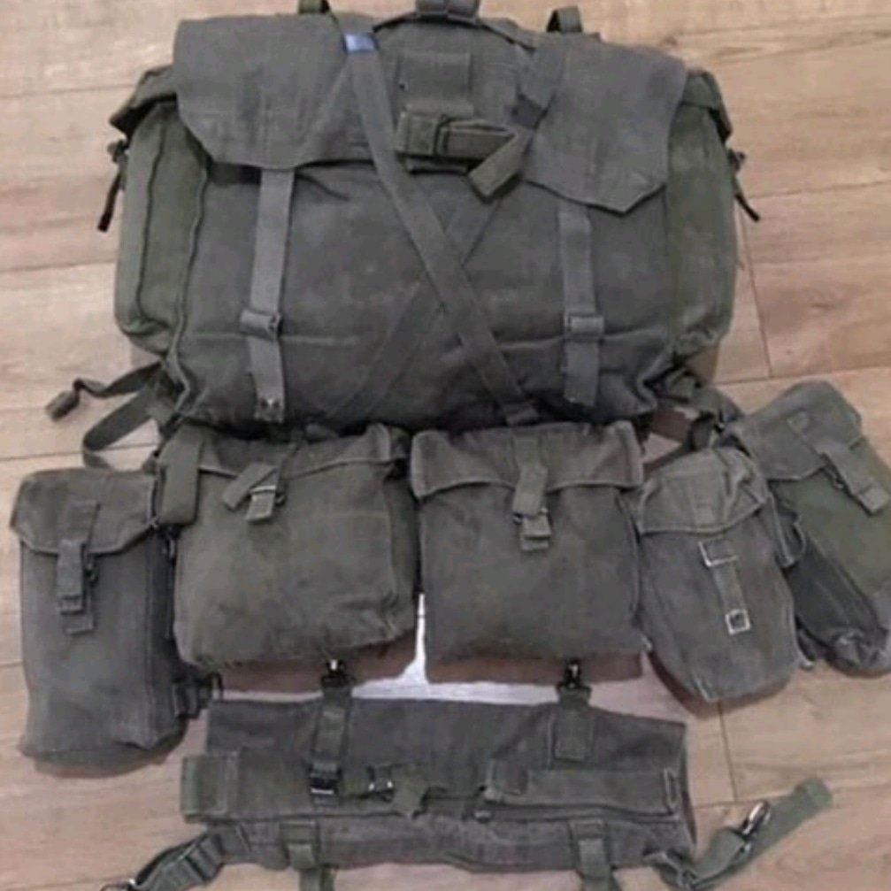 TheUCS473's tweet photo. This is the reason everyone bought their own Bergens back in the day unless you were in a role that replaced the large pack with an SAS Bergen. Grown men wept with relief when PLCE was issued.
#ifyouknowyouknow
#58webbing
#plce
#beltkit
#army
#bergen
#military
#miltwitter https://t.co/yEri518prI