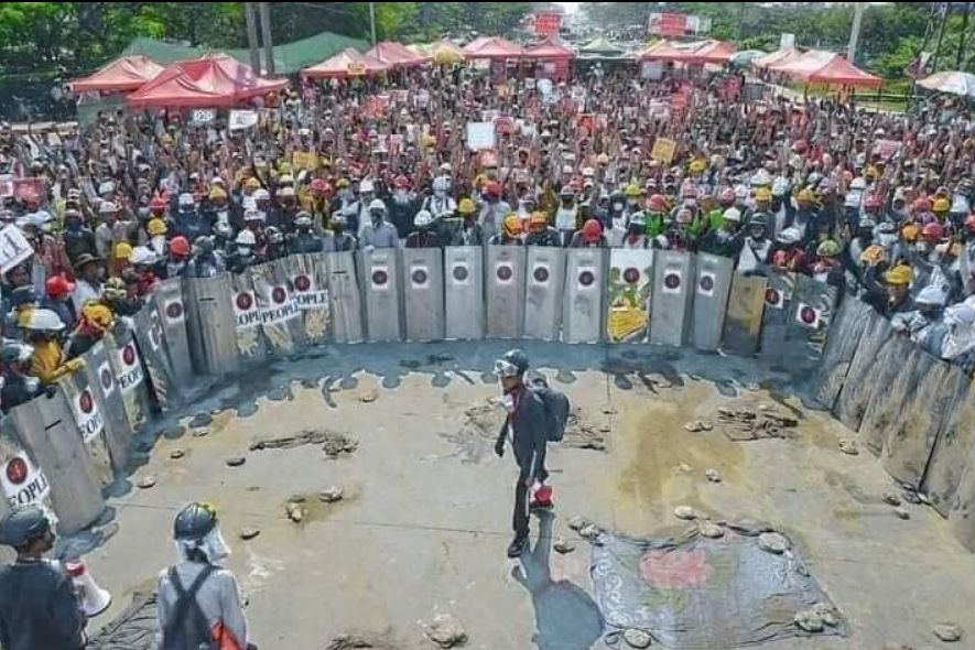 Today anti-coup protest at #Hlaingtaryar township Yangon.
They prepared everything for protesters food, water, and self-defense.
Unity is strength.
#Mar12Coup
#WeNeedR2PInMyanmar
#WhatsHappeningInMyanmar
#OpCCP #MilkTeaAlliance