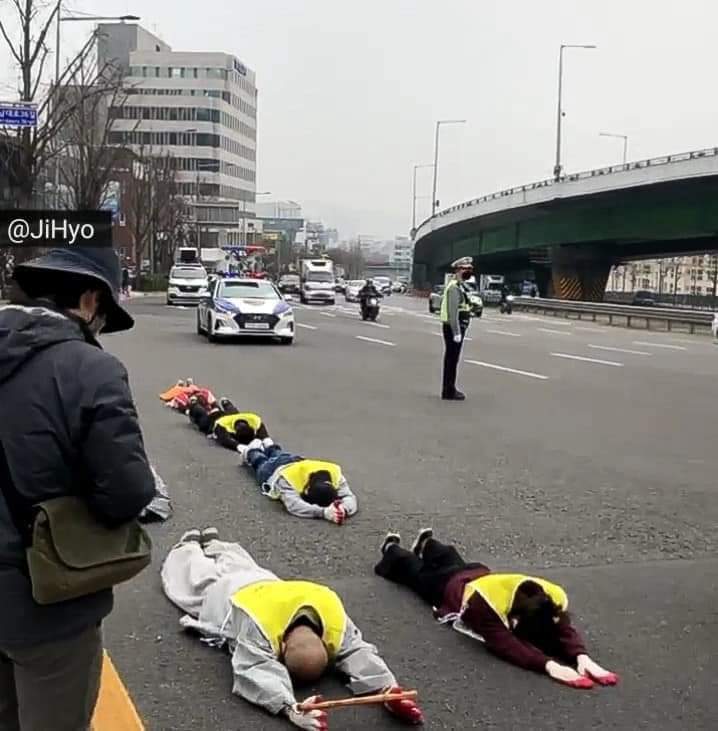 garfi3ld10's tweet photo. South Korea Buddhist monks prayed and wished for Myanmar. They pay homage with five kinds of bodily contact from Myanmar Embassy to the UN Embassy. My tears surround my eyes now

UNSC ACT NOW

#WhatsHappeningInMyanmar
#Mar12Coup https://t.co/hINi9CFTZg