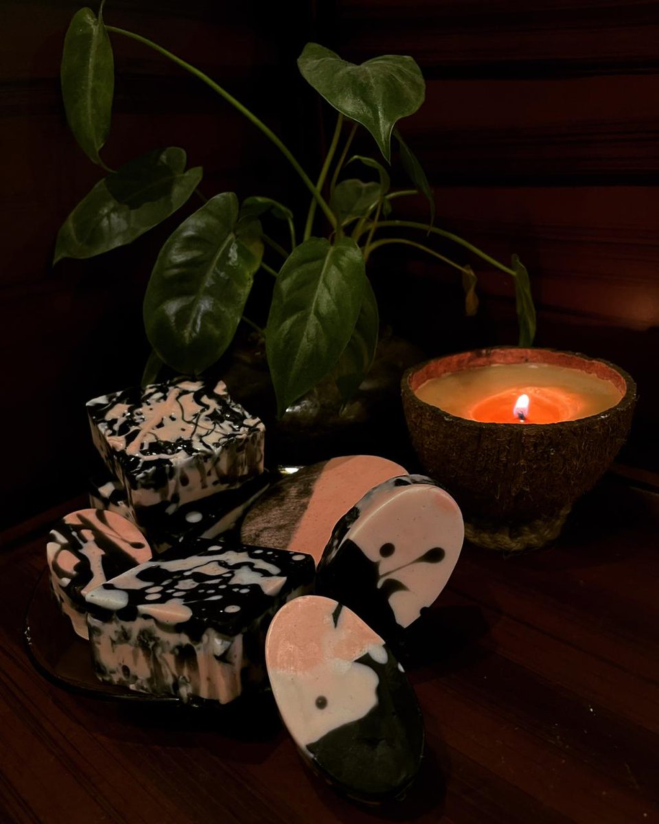 BathingE's tweet photo. • R E V E R I E •

A dreamy collection of soaps with a combination of rose kaolin clay, activated charcoal powder, and goats milk with the essence of geranium. 

#aromatherapy #bathingessentials #soaps #candles #aromamagic #feelfresh https://t.co/aRO4xZbD94