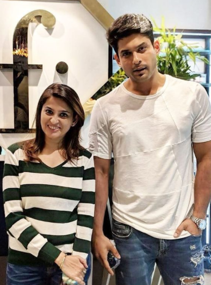 E24bollynews's tweet image. #sidhartshukla with his colleague #smitabansal .😍

#sidhearts #SiddharthShukla @sidharth_shukla