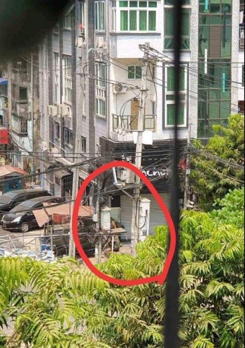 wkkaung's tweet photo. Security forces are hiding in the corner and kidnapping pedestrians this whole morning in Yaykwaw neighborhood, Botahtaung in Central Yangon. #WhatsHappeningInMyanmar https://t.co/6Mm8EfmyiD