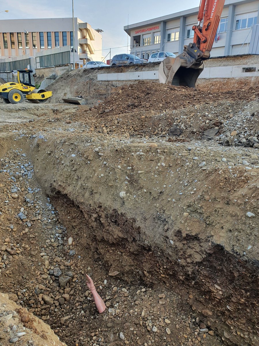 SDMIS69's tweet photo. [EXERCICE] 👨‍🚒

Les casernes de Villeurbanne-Cusset et Lyon Croix-Rousse ont réalisé une manœuvre commune Sauvetage et Déblaiement (SD) sur le chantier de l’ancienne école départementale.
➡️Scénario : personne ensevelie dans une tranchée. https://t.co/8PzyYaEWnZ