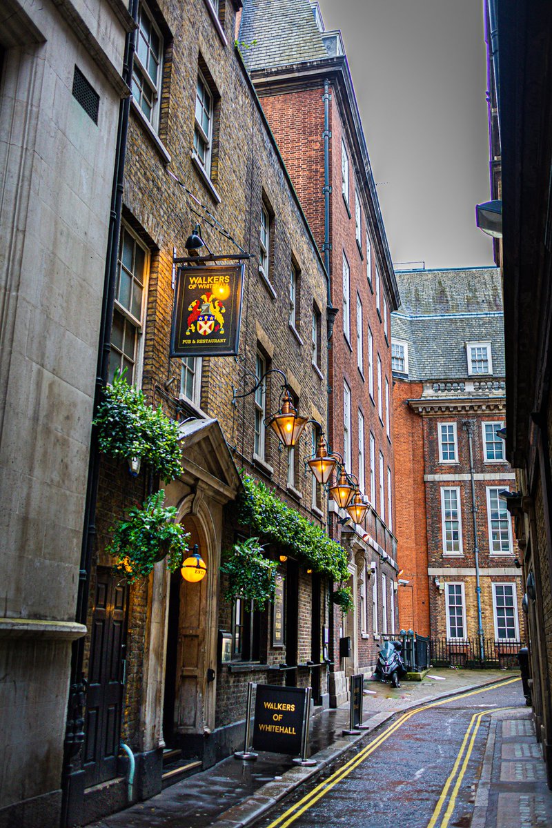 Série 'Ici Londres'.

Parfois, nous avons l'impression de déambuler dans le décor d'un film. Vous aussi vous les sentez arriver les deux gars qui vont sortir se battre ?

#architecture #architecturelovers #architektur #london #londonstreets #discoverbritain #londres