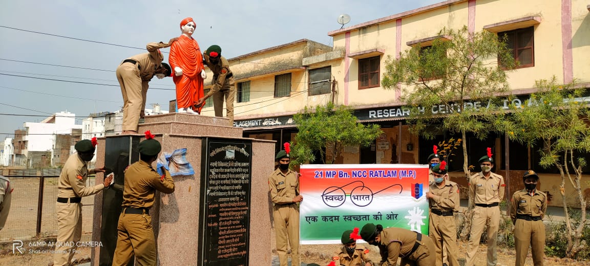 Sonubarod4's tweet photo. @Team21R #NCCforStatues #ratlam #nccgphqindore #dtebhopal #dgnccc #21mpbnratlam SD/SW Cadets of 21 MP Bn NCC, Ratlam undertook Cleaning of the adopted statue of Swami Vivekanand https://t.co/GFWvsFLshb https://t.co/q8Tea2GBRz