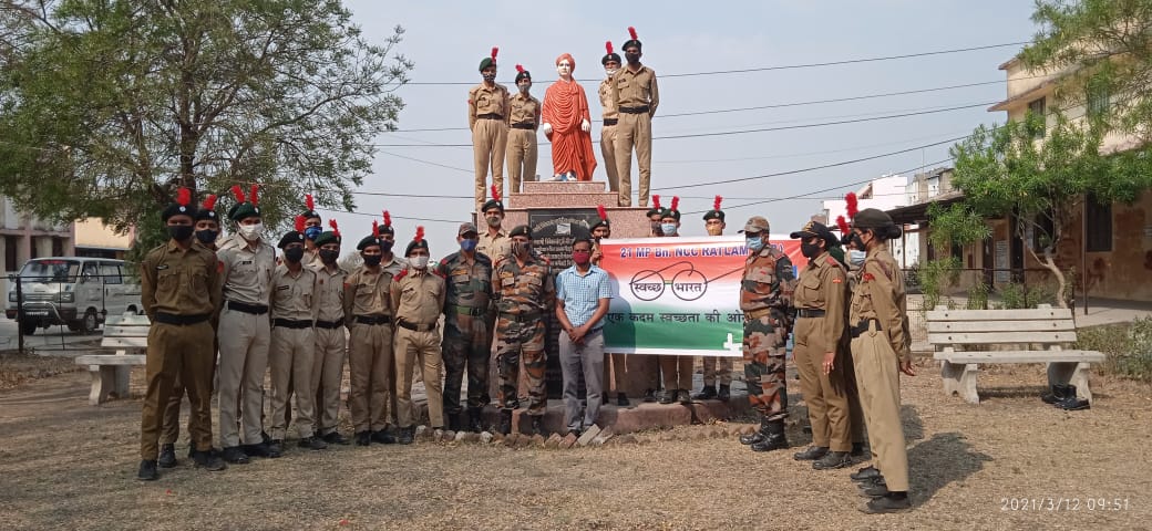 Sonubarod4's tweet photo. @Team21R #NCCforStatues #ratlam #nccgphqindore #dtebhopal #dgnccc #21mpbnratlam SD/SW Cadets of 21 MP Bn NCC, Ratlam undertook Cleaning of the adopted statue of Swami Vivekanand https://t.co/GFWvsFLshb https://t.co/q8Tea2GBRz