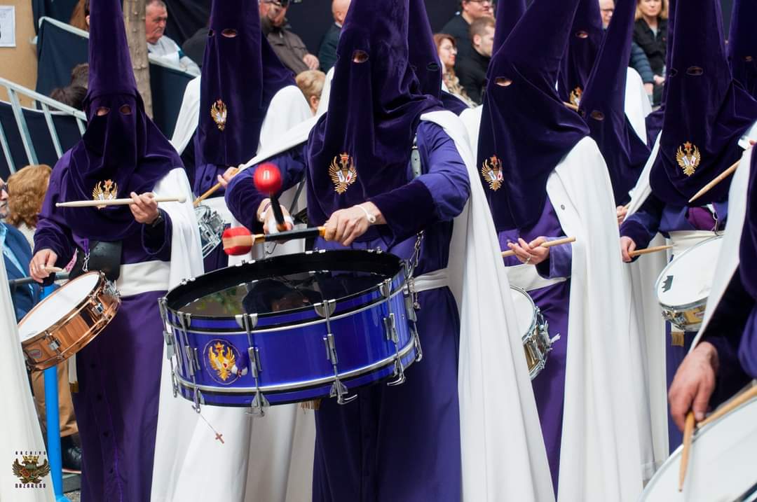 Respondió Jesús y le dijo: 'El que me ama, mi palabra guardará; y mi Padre le amará, y vendremos a él, y haremos morada con él'. (Jn 14:23).
Todas las noches de viernes son nazarenas.