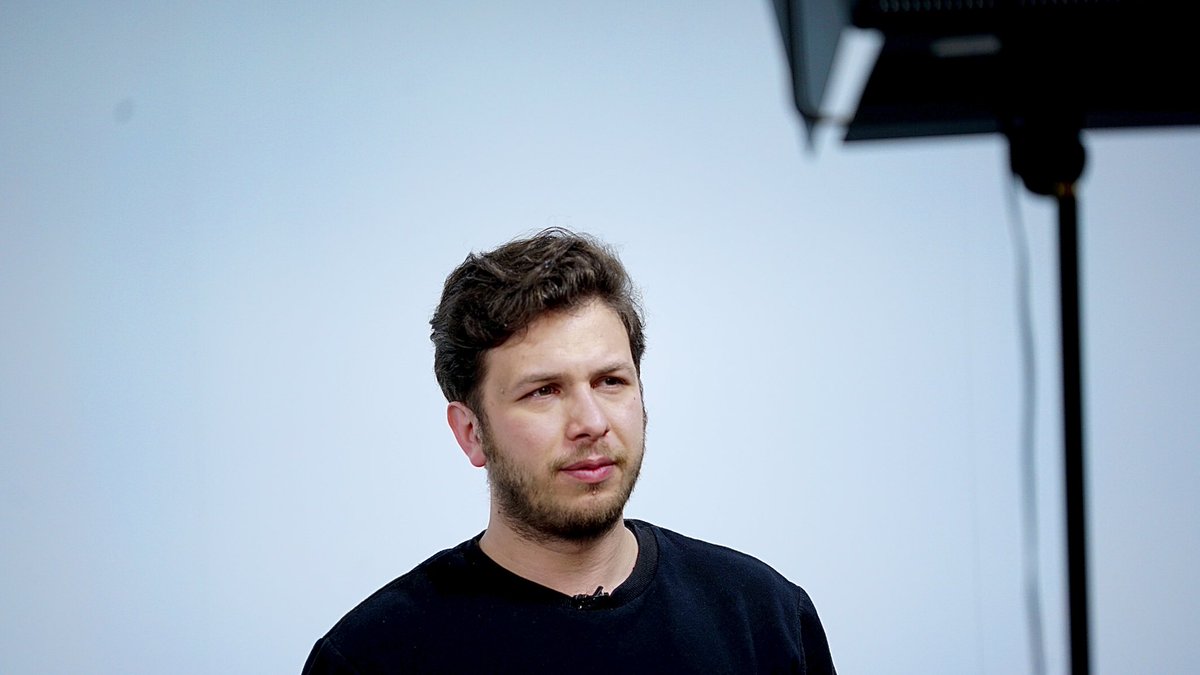 “Mevzubahis” çekimlerinden...
Az zaman sonra yayında.