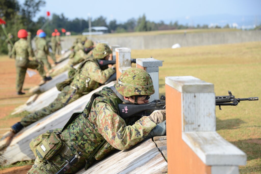 jgsdf_15b_pr's tweet photo. #第15旅団及び与那国沿岸監視隊は、2月24日から26日まで間、中部訓練場において令和2年度日米射撃競技会を実施しました。
　競技会は部隊戦闘射撃練度を維持・向上、日米の絆の向上を目的として行われ、米海兵隊から第3海兵師団、米陸軍から第１特殊作戦群も部隊間交流として競技会に参加しました。 https://t.co/nLkkjv1Qet