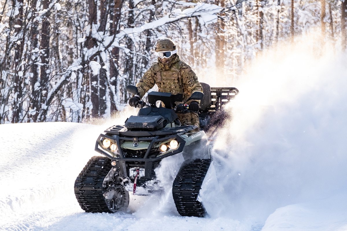 3_CommandoBde's tweet image. From sun to snow...

@45CdoGp have been using a powerful All Terrain Vehicle in the Arctic on #WinterDeployment21, building on @40commando&apos;s experience with it on #LRGX. The wheels and tracks can be swapped quickly and easily, making this a really useful bit of kit.