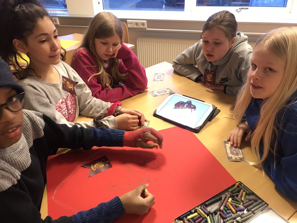 Nemendur á miðstigi í Snælandsskóla eru að vinna með bókina Harry Potter og viskusteinninn.  Þeim er skipt á heimavistir og keppa liðin í Breakout leik og vinna að fjölbreyttum verkefnum í snillismiðju sem reyna á samvinnu og sköpun <a href="/snaelandsskoli/">Snælandsskóli</a> #menntaspjall #listirogsköpun