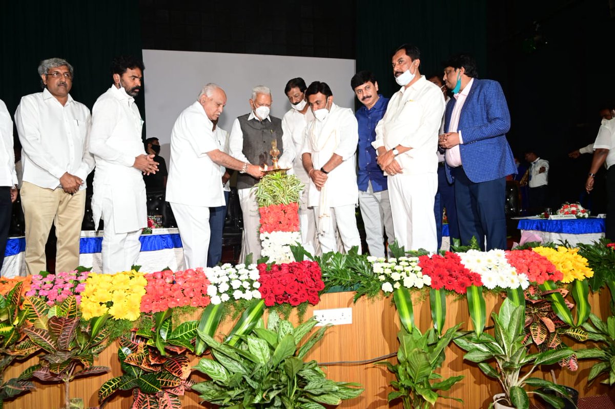 DIPRCBPUR's tweet photo. Honorable Governor and Chief Minister inaugurates Amrut Mahotsav program at Vhidurashwaththa, Gowribidanur https://t.co/FTYe3aoNQO