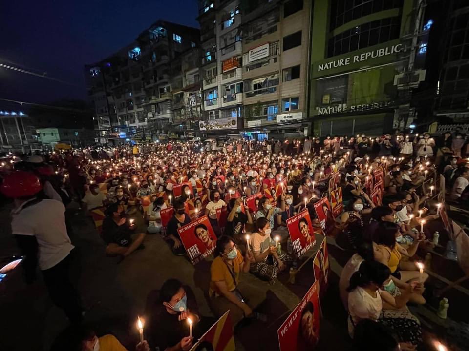 HayMarKhin5's tweet photo. Night Strike in Hledan(Yangon)#Mar12Coup #WhatsHappeningInMyanmar https://t.co/vRDXRQmLXy