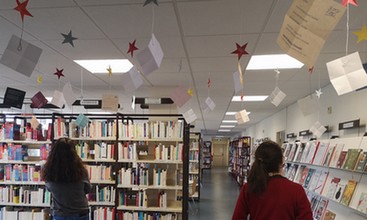 bibliothequesub's tweet photo. #NeversBUINSPE Du 15 au 29 mars, le #PrintempsdesPoetes apporte un #InstantPoetique à la BU 🌟Contemplez notre ciel étoilé de poèmes suspendus et découvrez notre sélection d'ouvrages poétiques pour la jeunesse ! #VendrediLecture https://t.co/pGekgI8nXZ