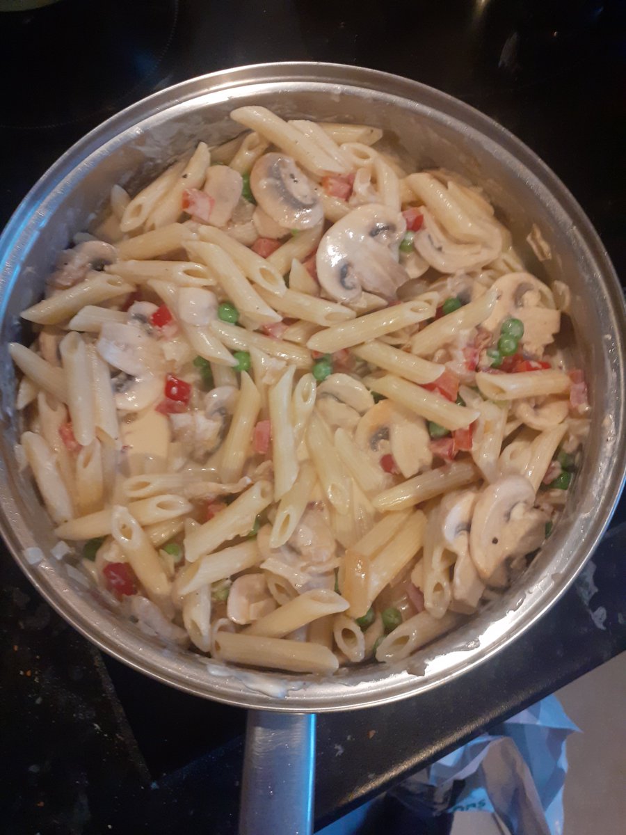 We love it when our project participants send us snaps of their cooking!  This is a fab one of our creamy cheesy pasta
letsgetcooking.org.uk/lets-get-cooki… cooked by a community member in Wakefield. Looks delicious. Well done.
<a href="/stgeorgeslupset/">St George's Community Centre</a> 
<a href="/BDA_Dietitians/">British Dietetic Association</a>