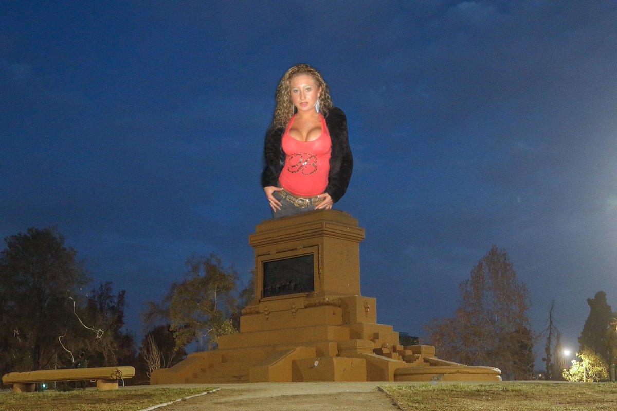 tia_marak's tweet photo. OMG!!! la figura de lou lee ahora es colocada en reemplazo de la #EstatuaDeBaquedano ❗️ iconic https://t.co/RSt2bKTshn