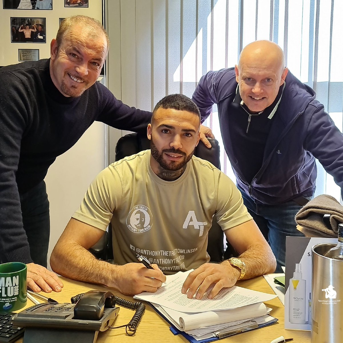 @anthonytruth08 signing his contract with @Dennis_Hobson earlier today
#anthonythetruthtomlinson #fightacademy 
@Dennis_Hobson @BoxingNewsED @GarethADaviesDT @talkSPORT @SheffieldStar @bigdaddybunce