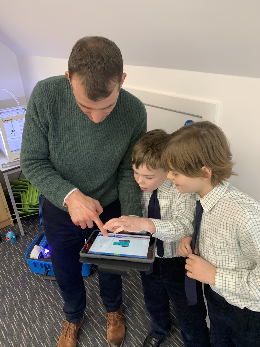 _Ludgrove's tweet image. Year4 got to grips with coding to move their Spheros in the Exploration Centre @_Ludgrove. They loved using the iPads to make their devices change colour, rotate and roam about the dedicated Coding Room. #programmingforprimaries #britishscienceweek #bsw21 #sphero #ipads #coding