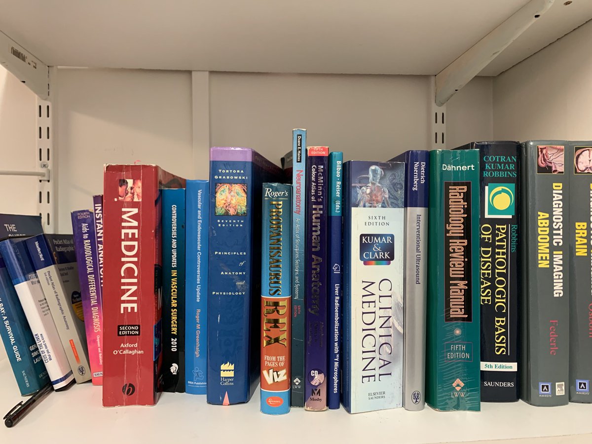 rad_gi's tweet photo. As a modern radiologist I tend to use the Internet (google images) as my main reference but there are still a few books I turn to regularly. Can you guess which one gets most use? #medtwitter #radiology ⁦@vizcomic⁩ https://t.co/4krCohBtqj