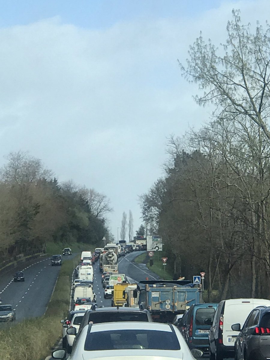 Entrée Sud de Bayonne 11 h du matin !  invariablement bloquée à longueur de journée ... les professionnels vont ils subir longtemps ce handicap sans que le conseil départemental et ( ou )Asf interviennent ?