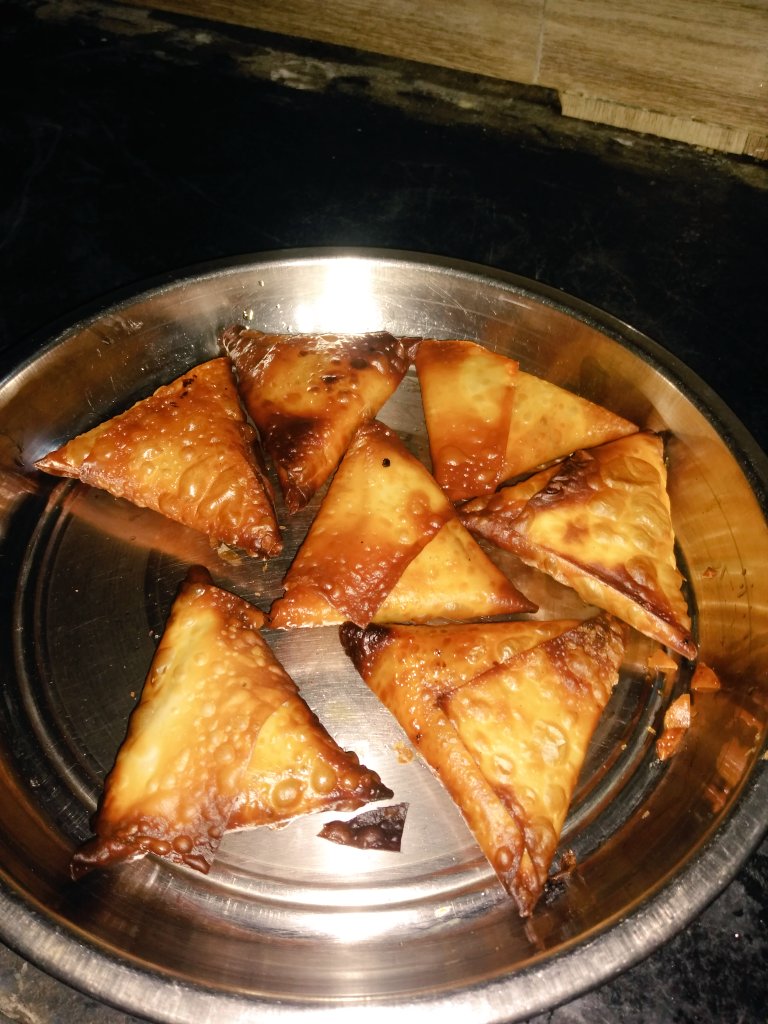crazyee__kumz's tweet photo. #Onionsamosa
#Myprep
#Fridayspcl https://t.co/GQq8tKSKRY