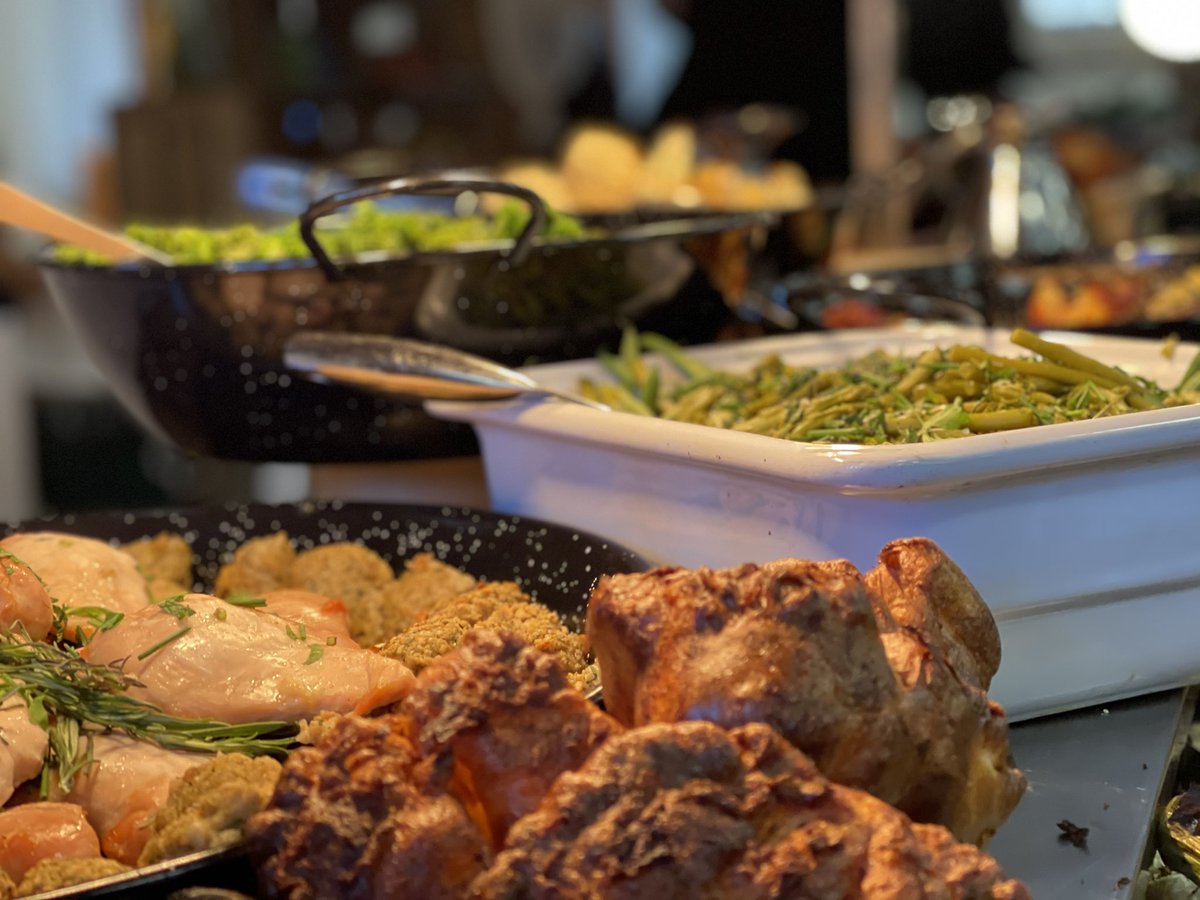 OxfordAndrew's tweet photo. Lovely pop up roast dinner @UppinghamSchool @HolroydHowe @tomchef123 @OliCullers #roastdinner #olispatch @chefbenji64 @Rachael48432853 nice work Buttery team https://t.co/czyWlrFfry