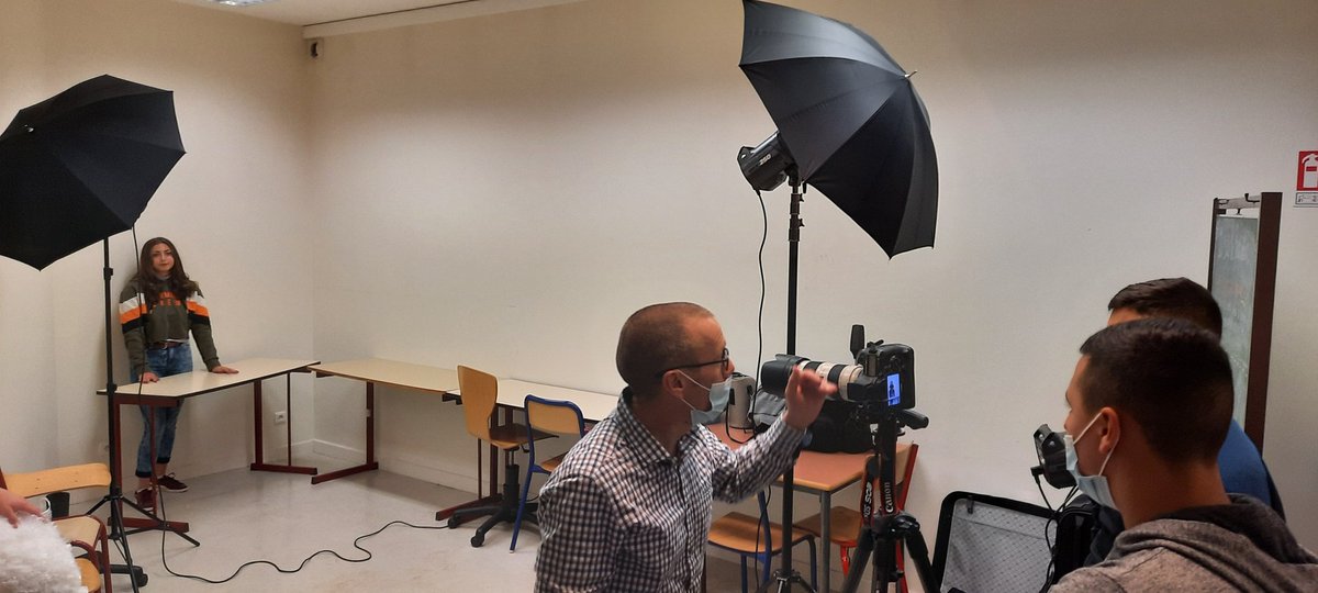 LpoBonaparte's tweet photo. L'équipe de #Newspro le journal du @LpoBonaparte en action ! 📷 Aujourd'hui atelier photographique pour s'initier à l'art du portrait de presse avec le photographe professionnel chalonnais Dominique Pernin. @AcademieDijon @DraeaacBFC 
https://t.co/rkJxWgXkxk https://t.co/i8a3BYVtwx