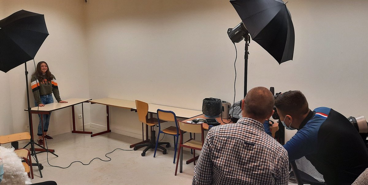 LpoBonaparte's tweet photo. L'équipe de #Newspro le journal du @LpoBonaparte en action ! 📷 Aujourd'hui atelier photographique pour s'initier à l'art du portrait de presse avec le photographe professionnel chalonnais Dominique Pernin. @AcademieDijon @DraeaacBFC 
https://t.co/rkJxWgXkxk https://t.co/i8a3BYVtwx