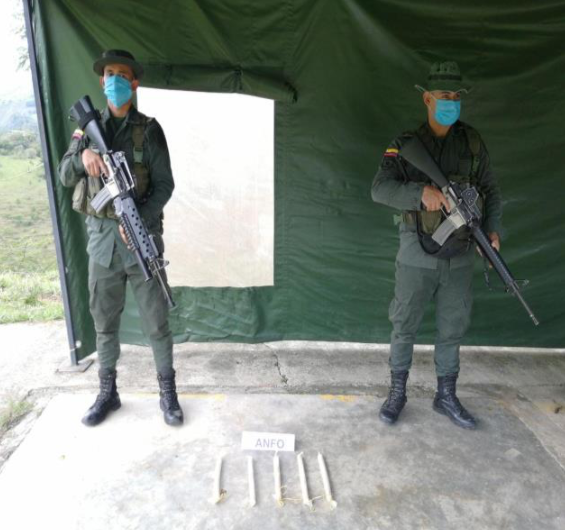 CarabinerosCol's tweet photo. En el municipio de #SanRoque – Antioquia ejecutamos la operación “Dorado XXIX”, con el objetivo de mitigar el daño ambiental y así mismo afectar las economías del Clan del Golfo; logrando intervenir 04 minas ilegales, la incautación de 03 motores y 05 barras de Anfo. #UNIMIL https://t.co/W6VO4HF8Eo