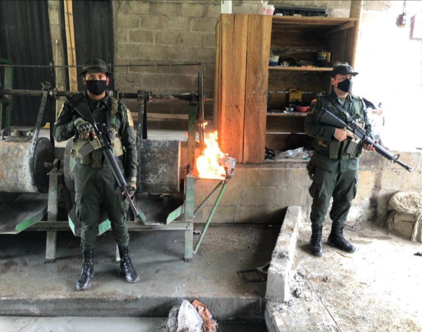 CarabinerosCol's tweet photo. En el municipio de #SanRoque – Antioquia ejecutamos la operación “Dorado XXIX”, con el objetivo de mitigar el daño ambiental y así mismo afectar las economías del Clan del Golfo; logrando intervenir 04 minas ilegales, la incautación de 03 motores y 05 barras de Anfo. #UNIMIL https://t.co/W6VO4HF8Eo