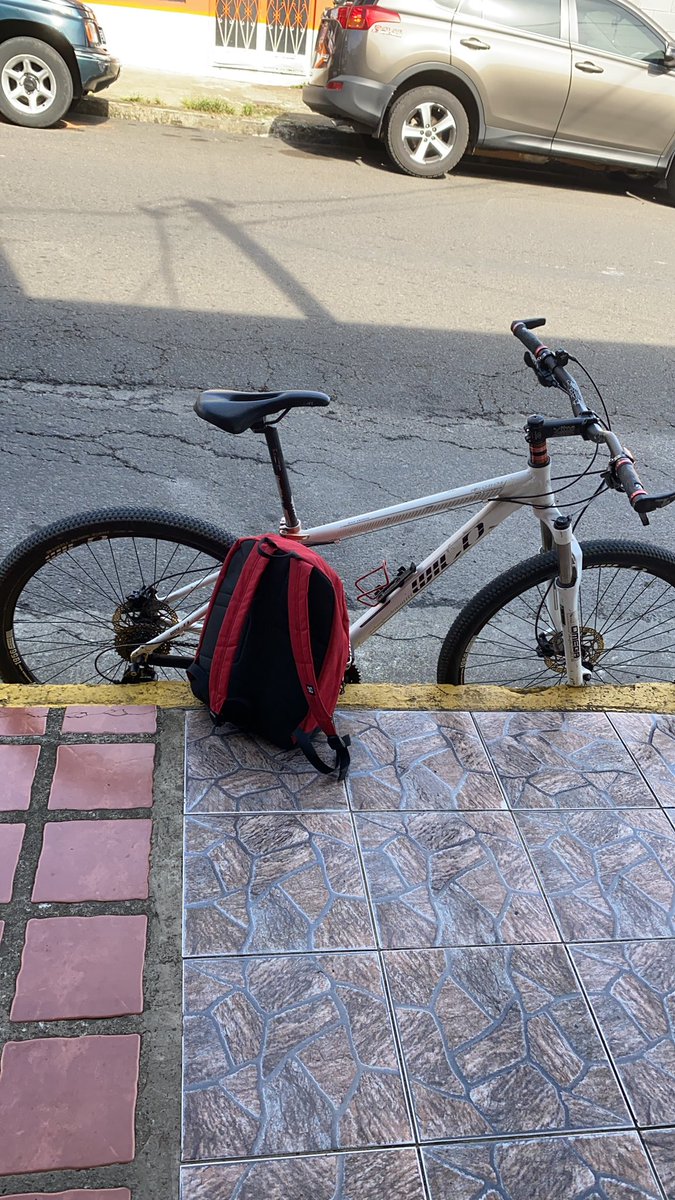 Me acaban de robar esta bici aquí en n el campo  , en el gimnasio xtreme , si la ven me podrían avisar  por favor 🙏  
 Si me pueden ayudar con unRTbse los agradezco 🙏