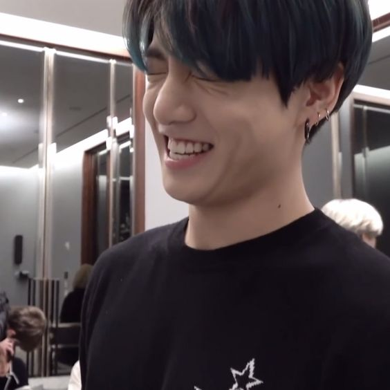 "Gue kaget lho lo senaksir itu"
"Kik.. Kik.. Punya pacar, dicengin. Jomblo, apalagi"
"Yee itu sih grgr lo nya aneh. Ngeluh jomblo tp gebetan ditolak2in. Mampus kan lo skrg jadi bucin"
"Jd karma? Tp gpp sih. Ikhlas gue"
"Makanya jgn macem2 lo sm Kiku Sarjana Percintaan S3 Harvard"