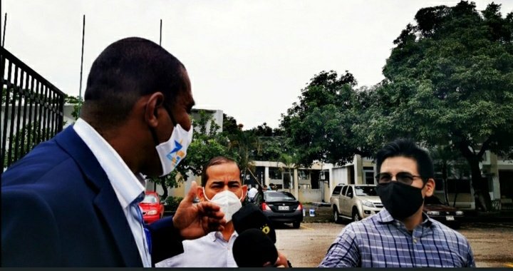 Antoniorectorug's tweet photo. Brindé entrevista por @CanalUnoTv,  seremos una administración donde se incluirán las propuestas de todos los sectores. @UdeGuayaquil @ces_ec @vamosug #VotaTodoListaB https://t.co/3zgs31Nsur