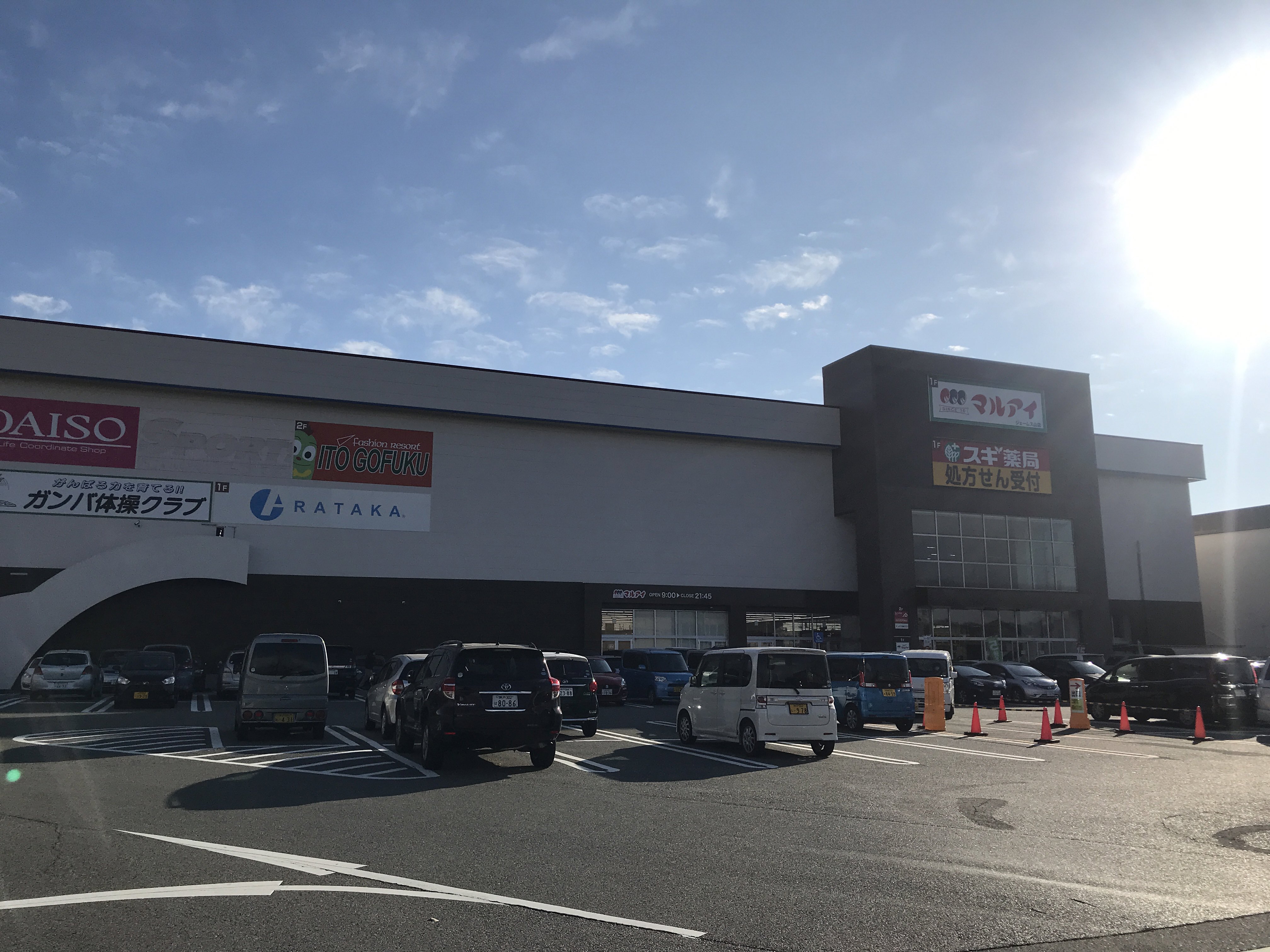 全国スーパーめぐり マルアイ ダイソーetc ジェームス山店 イオン隣接の大型店 シンプルな外観からは意外な吹き抜けに商業施設では珍しい銀ボディのエスカレーター 何かの居抜きかな 上記の店舗やdgsが入り 隣の コーナンと合わせて近隣にあれば便利な商業