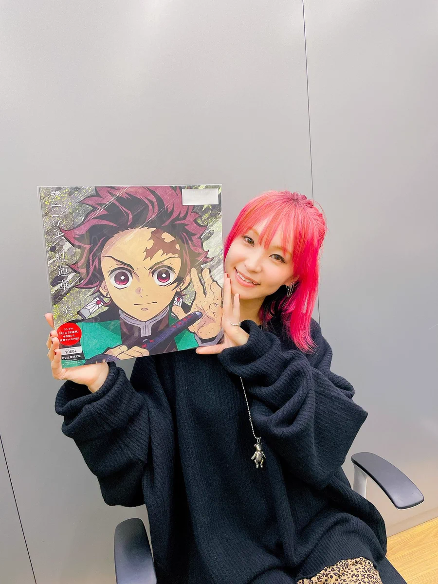 LiSA、鬼滅の刃の主題歌を収録したアナログ盤「紅蓮華 / 炎」が本日発売！