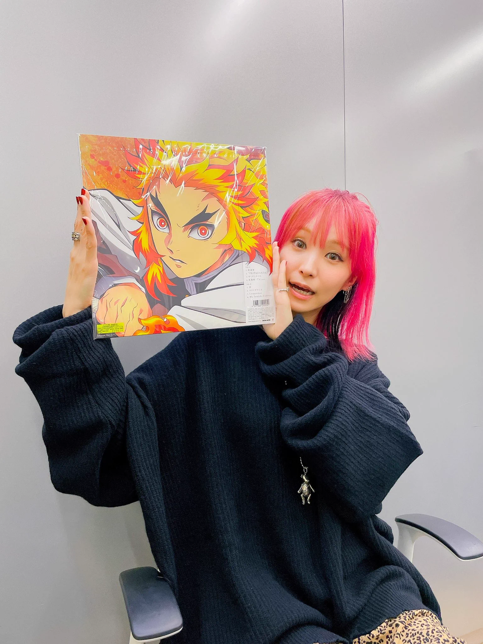 LiSA、鬼滅の刃の主題歌を収録したアナログ盤「紅蓮華 / 炎」が本日発売！