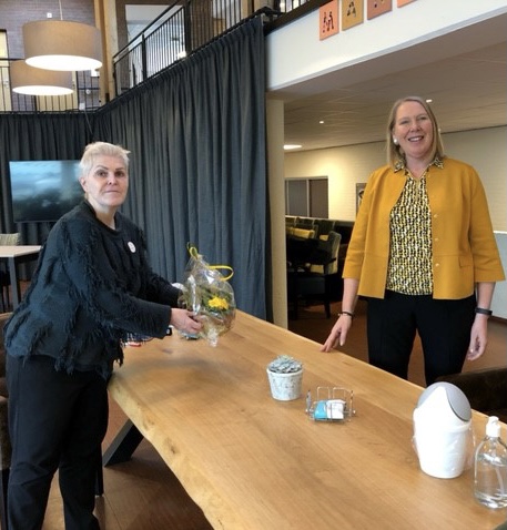 Het uiterste doen voor de zorg dichtbij, maar wel afstand houden. Gelukkig begint nu het vaccineren! Op naar het voorjaar. 🌞

Petje af voor @zideris, Zonnehuis Majella, De Buurderij van Dam, @Careynonline, <a href="/Amerpoort/">Amerpoort-Sherpa</a>, @Reinaerdezorg, Dagopvang de Nostalgie. 👏🏼 ❤️