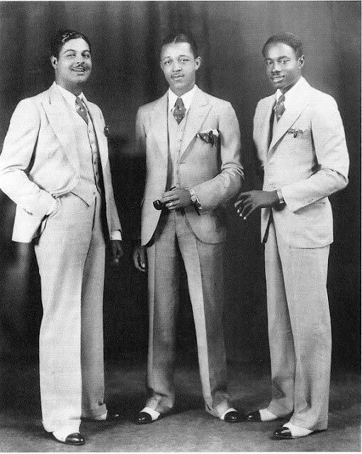 ALHCLindyHop's tweet photo. The Blue Devils Saxophone Section - Lester Young (center) with Theo Ross and Buster Smith in 1932 #bluedevils #saxophone #lesteryoung #jazz #jazzmusic #1930sfashion #menswear #theoross #bustersmith #BlueDevils https://t.co/kSzOmAQoAN